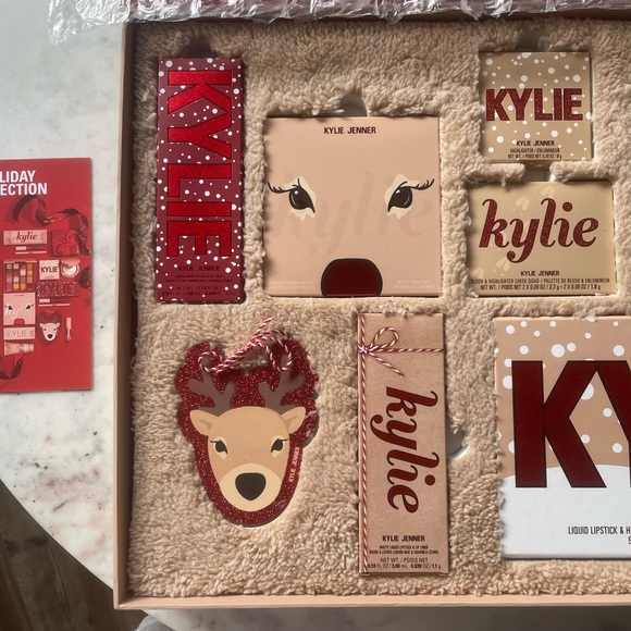 KYLIE COSMETICS 2022 CHRISTMAS COLLECTION - Picture 2 of 13